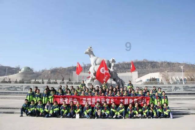过年了:阔腿裤不兴了!满大街都在穿“跑步裤”,却个个洋气好看